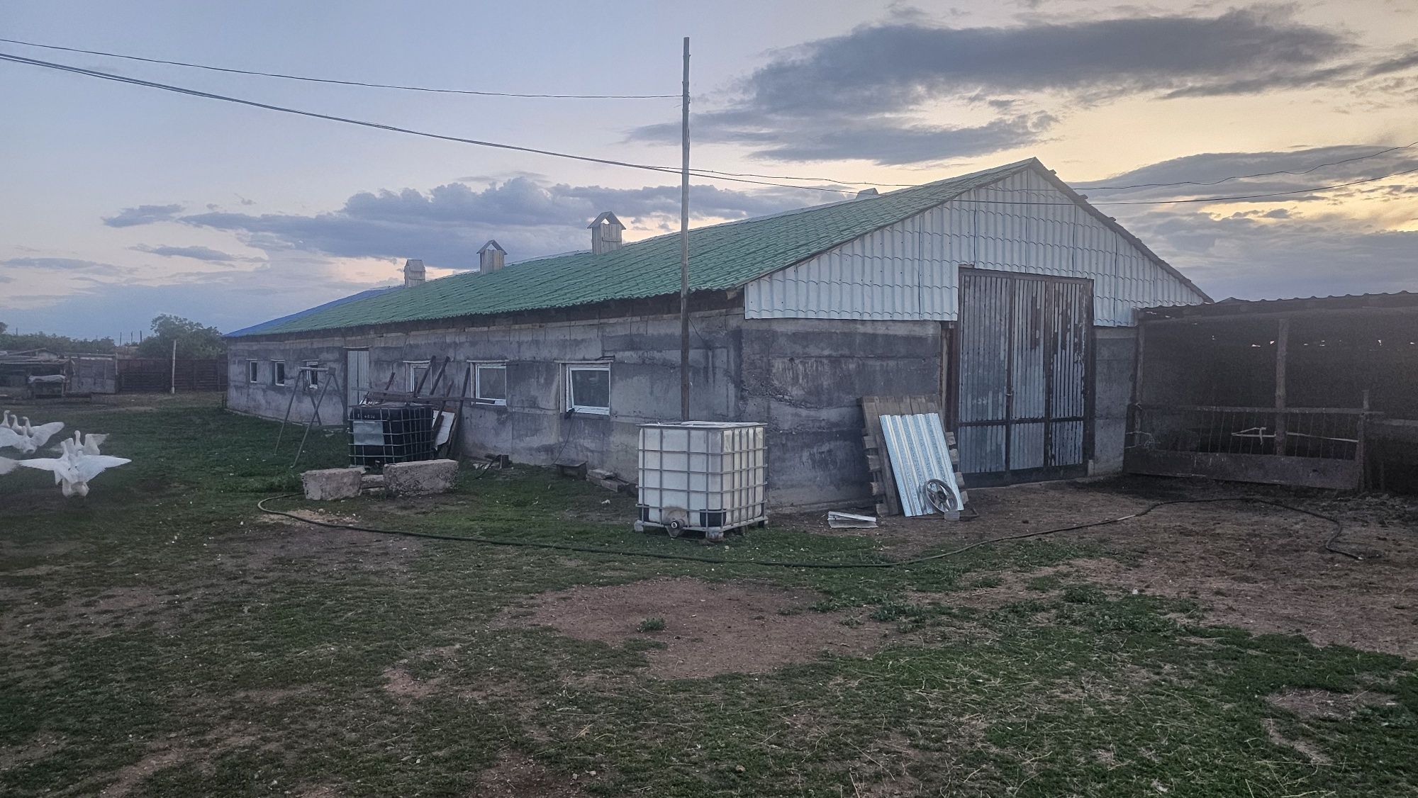 Бизнеске Үй қора жайымен, жер 4400га, 2 уйір жылқы.