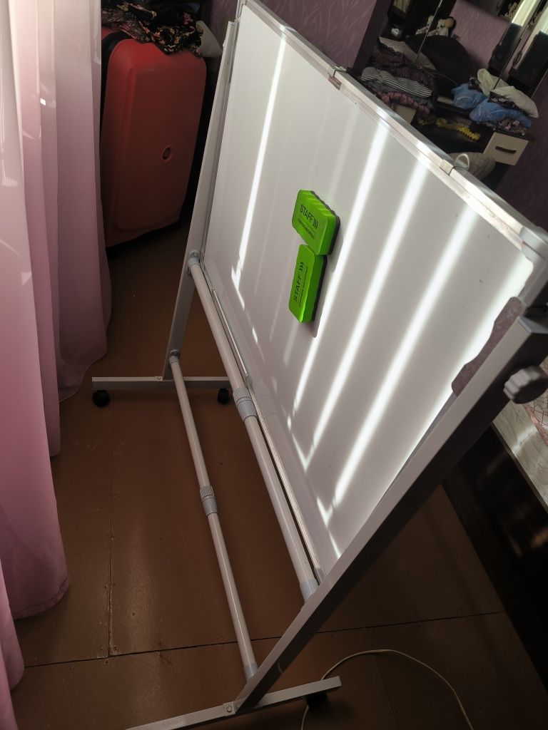 Продам магнитно-маркерную доску 60*90 с ножками