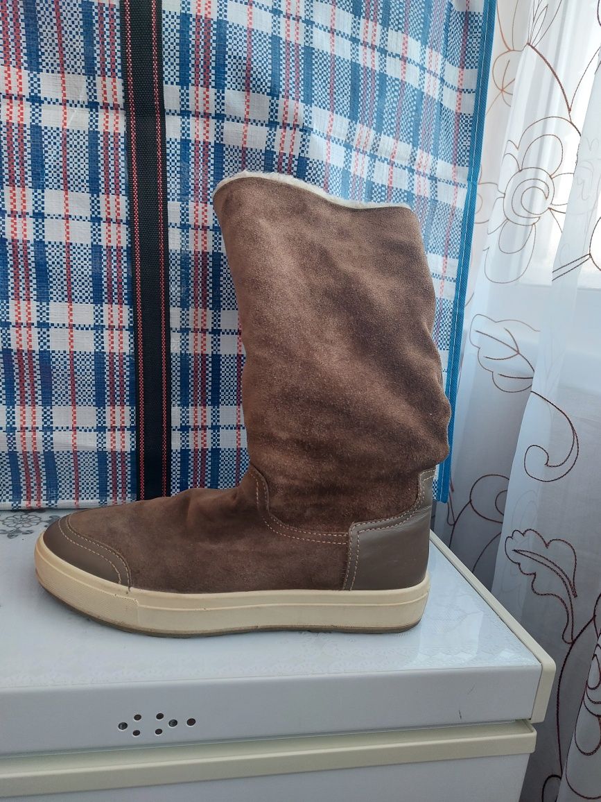 Продам осенние , зимние сапожки детские! Находимся в мкр.Береке!