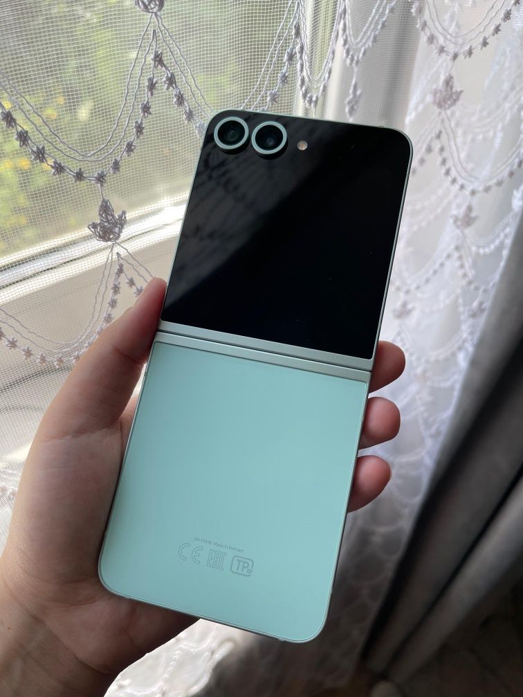 СРОЧНО продам Samsung Galaxy Z Flip 6  256 ГБ зеленый