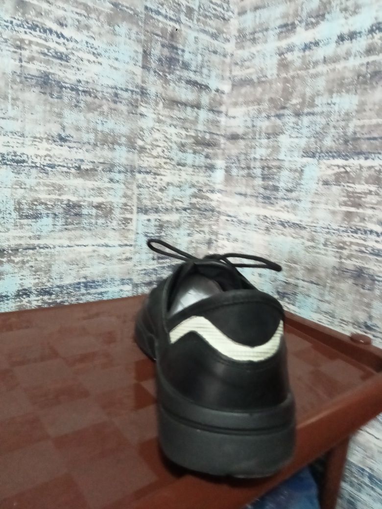 Продам кроссовки кожаные.