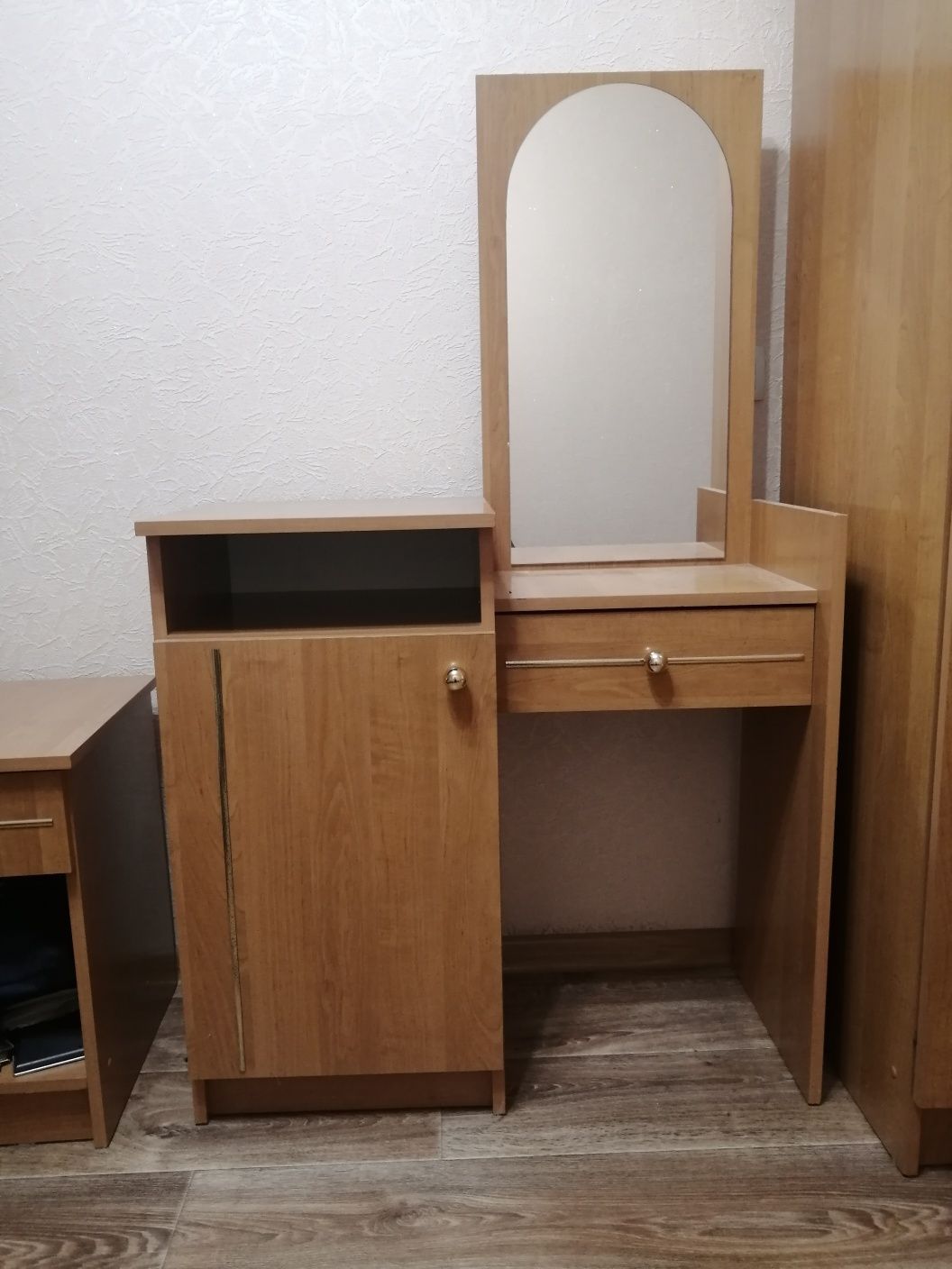 Продам спальный гарнитур, цвет ольхи б/у в хорошем состоянии.