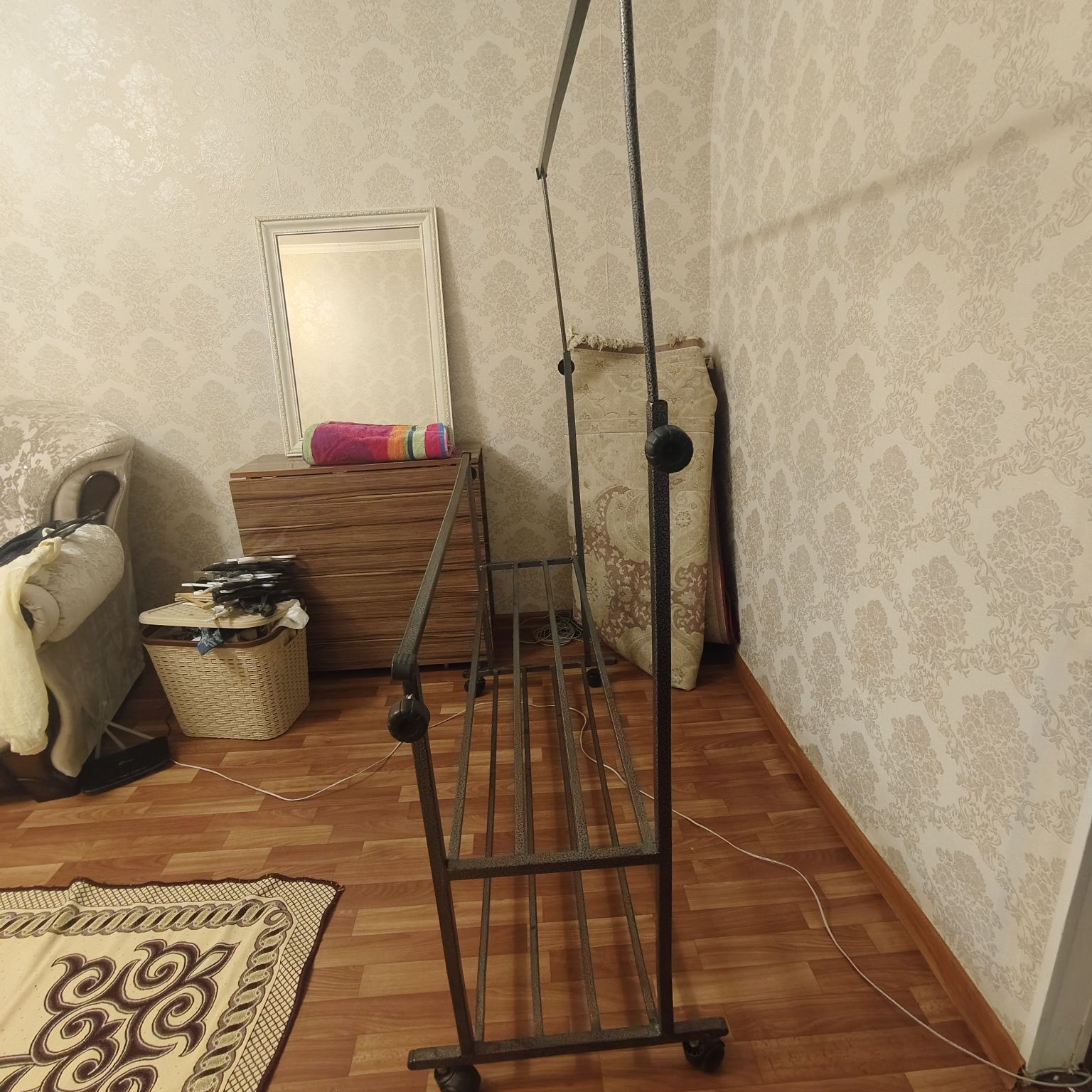 Продаю металлическую вешалку