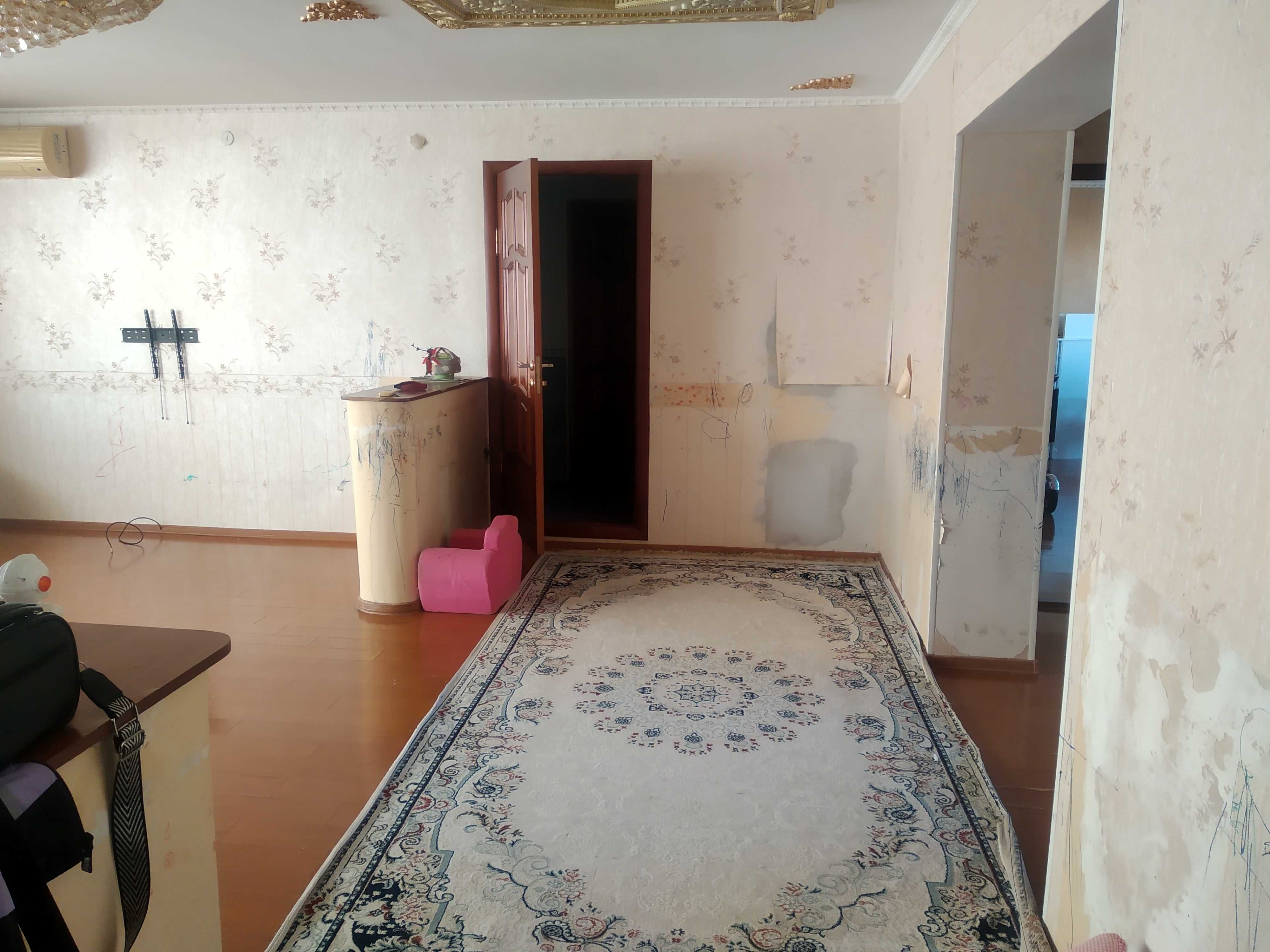 Продам 4-ех комнатную квартиру в районе центрального стадиона