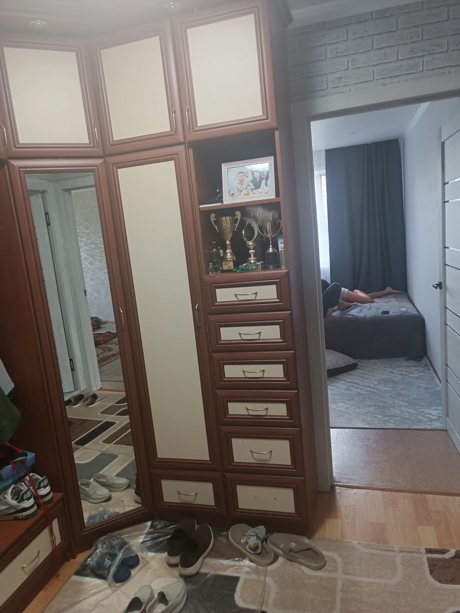 Продам прихожку, Для квадратного коридора