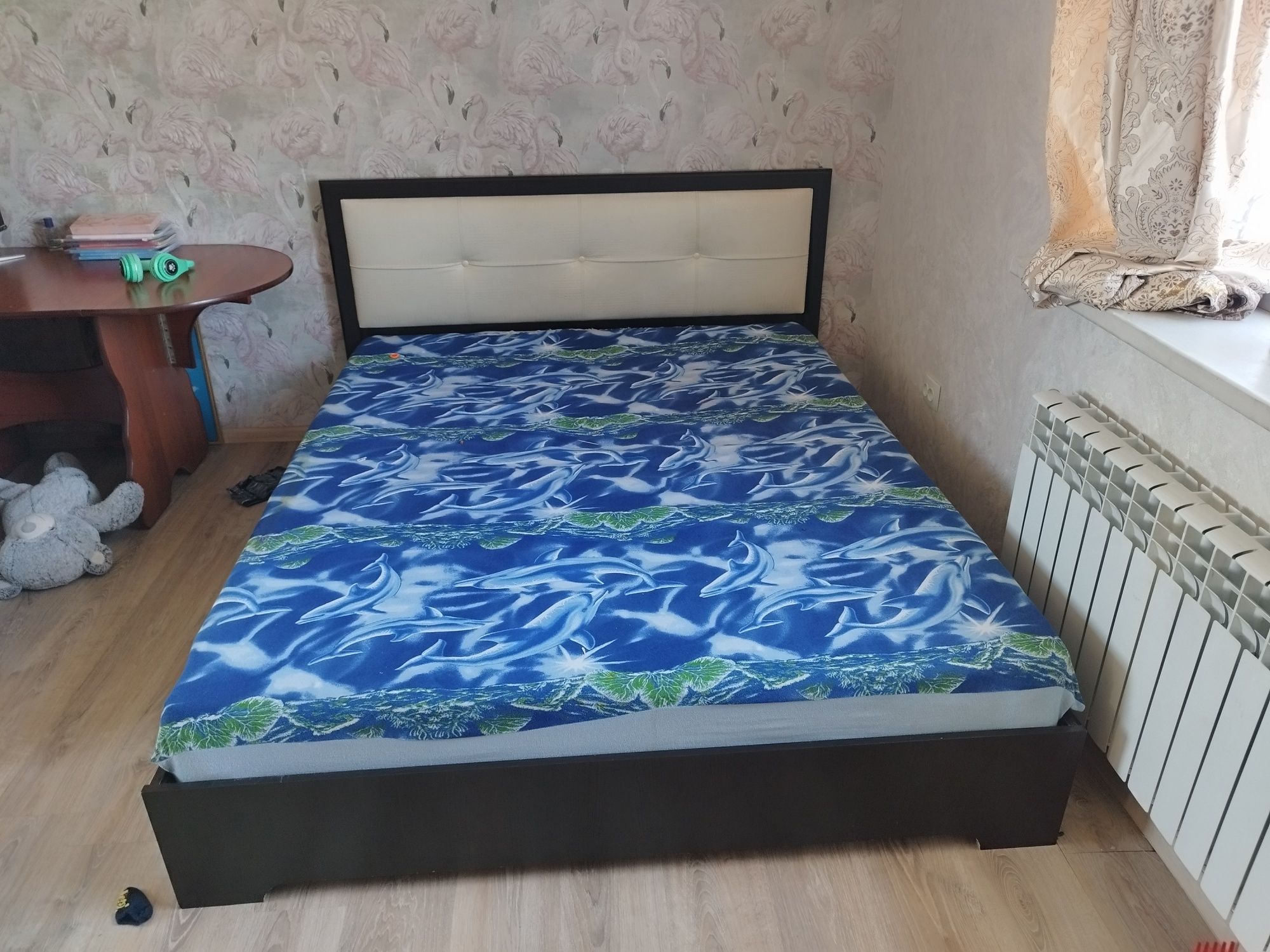 Продам двухспальную кровать и шкаф в хорошем состоянии