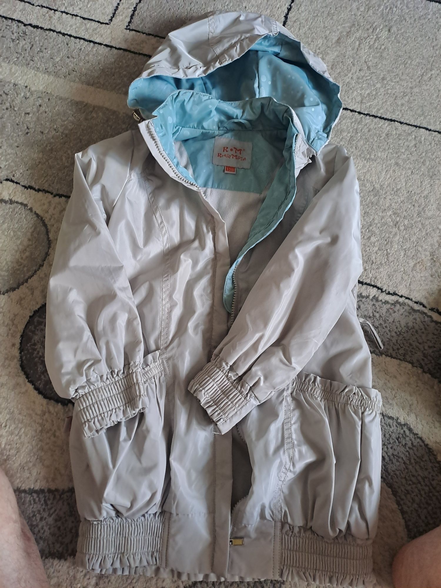 Продам куртки для девочки