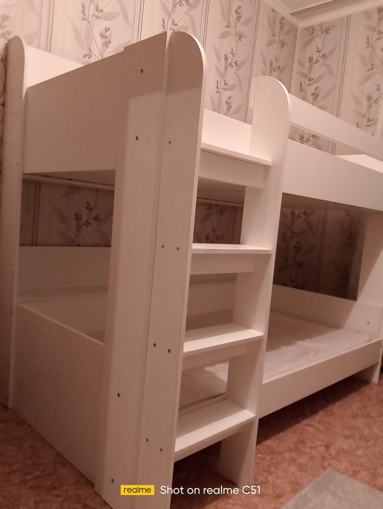 Продам.  Двухъярусная кровать белый  б/у, 40тыс.тг