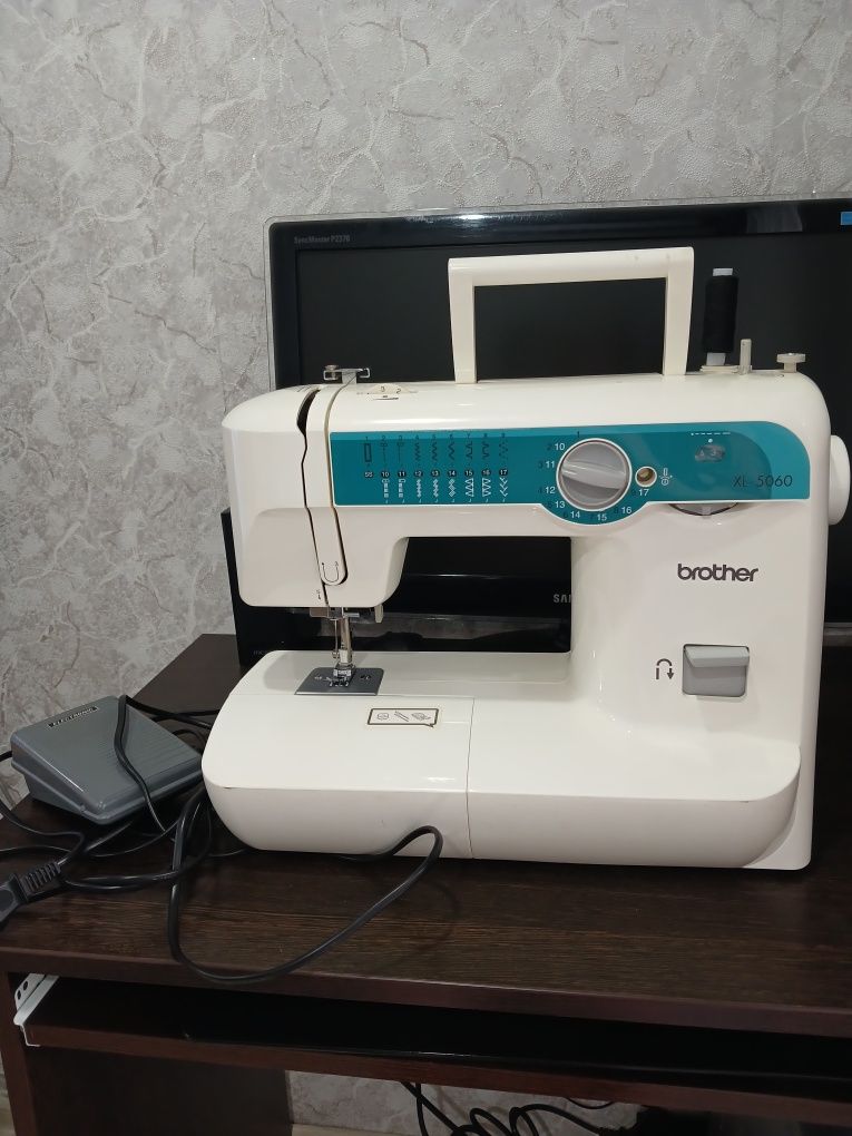 Продам швейную машинку
