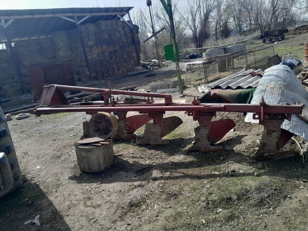 Продаю трактор т 150  хорошем состоянии  в комплекте плуг  культиватор
