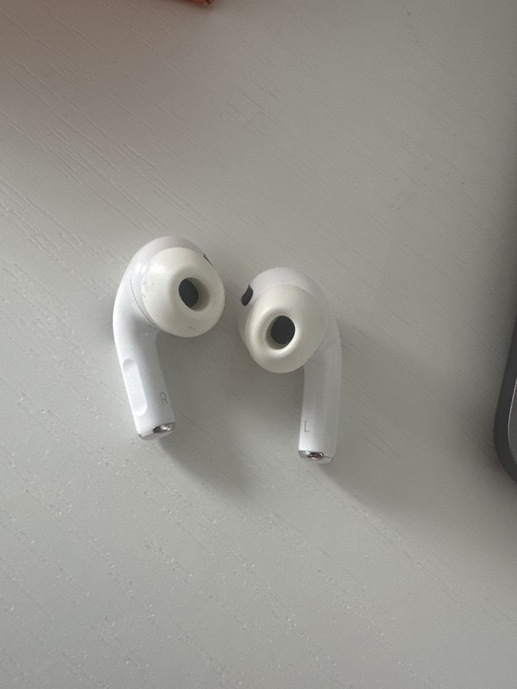 AirPods (2 наушника, без чехла)