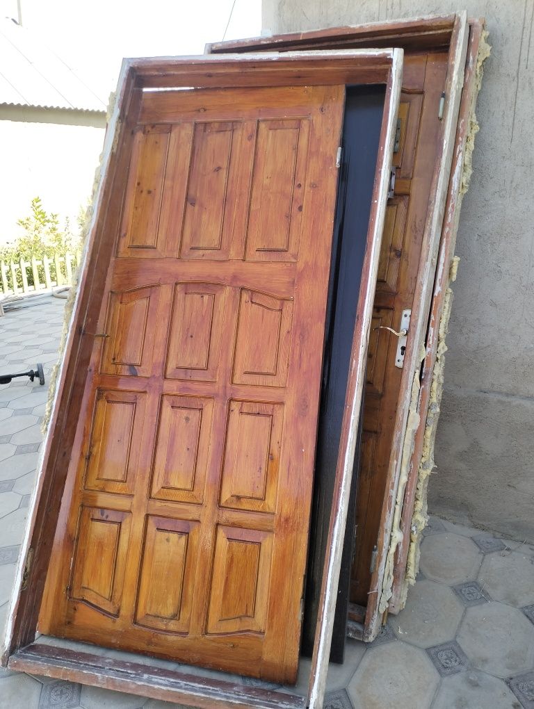 Есік каробкасымен ескі