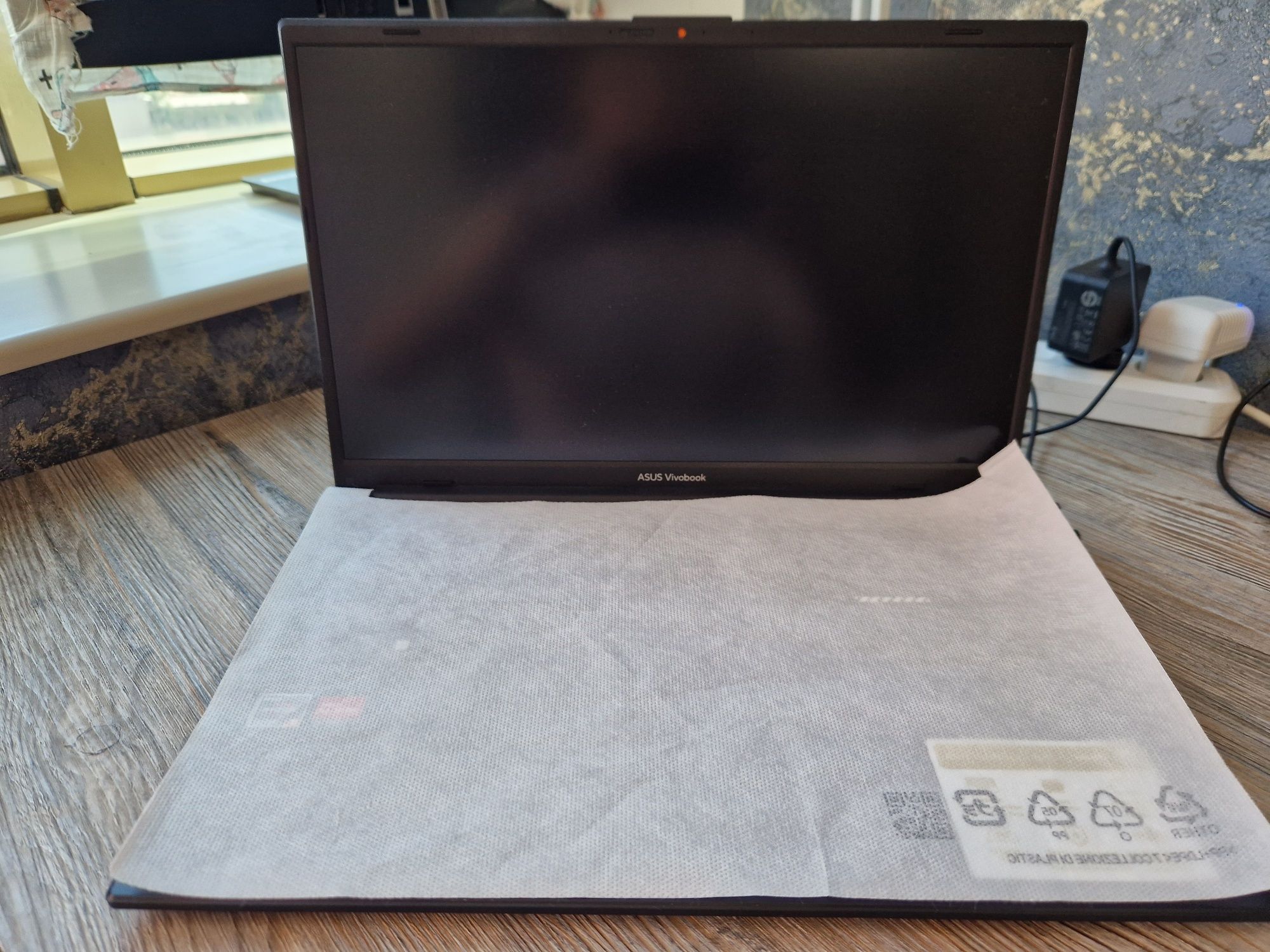 Мошный ноут в коробке Asus Vivobook  GO 15 Model:E1504f