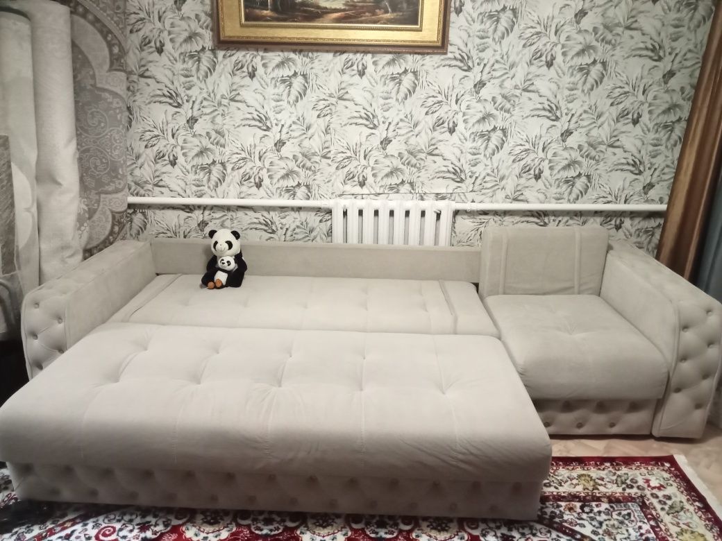 Продается диван в гостиную.