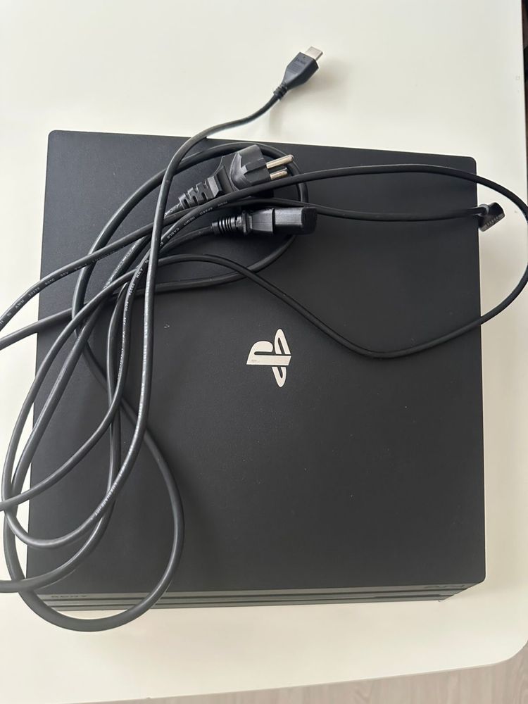 Playstation 4 Pro, 2 джойстика, зарядные устройства