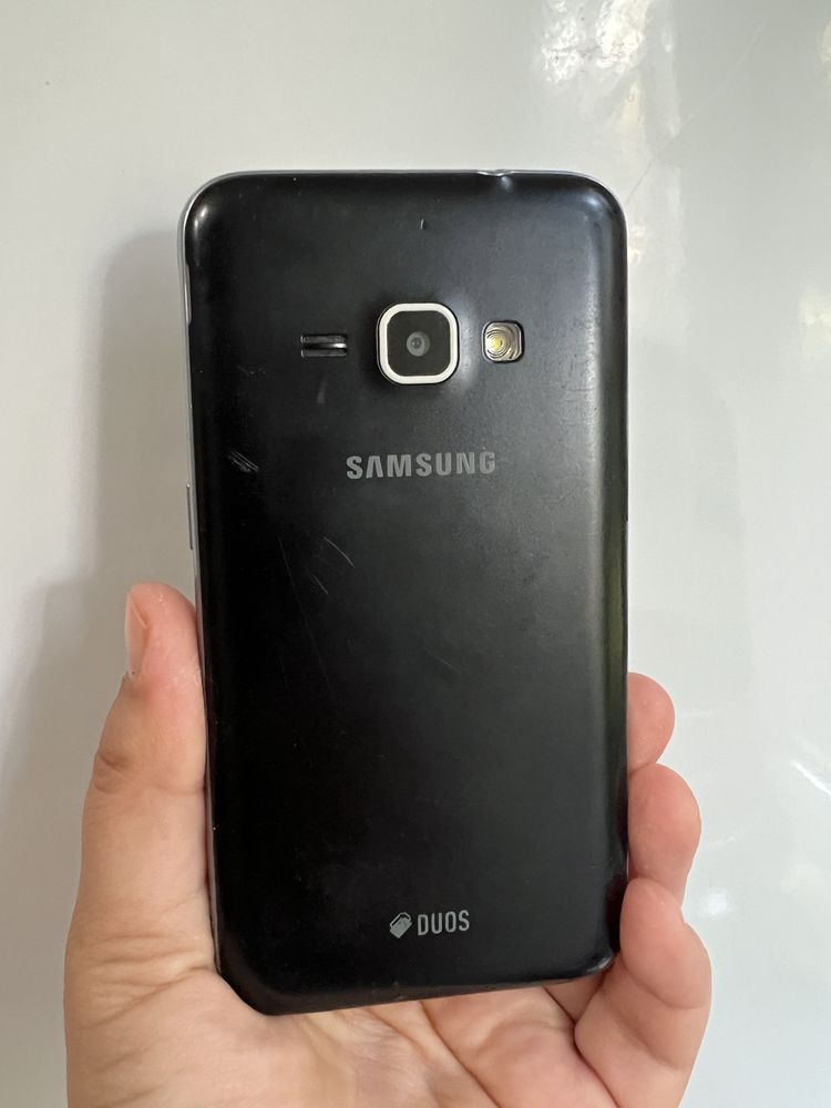 Samsung Galaxy J1 (2016) телефон