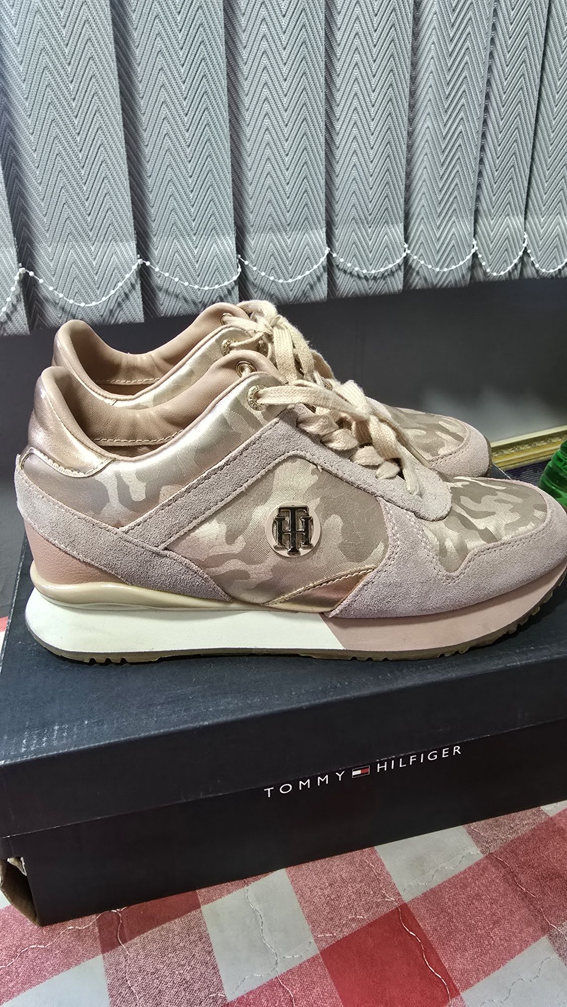 Женские кроссовки Tommy Hilfiger