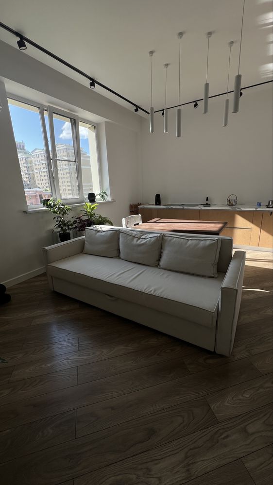 Диван IKEA белого цвета
