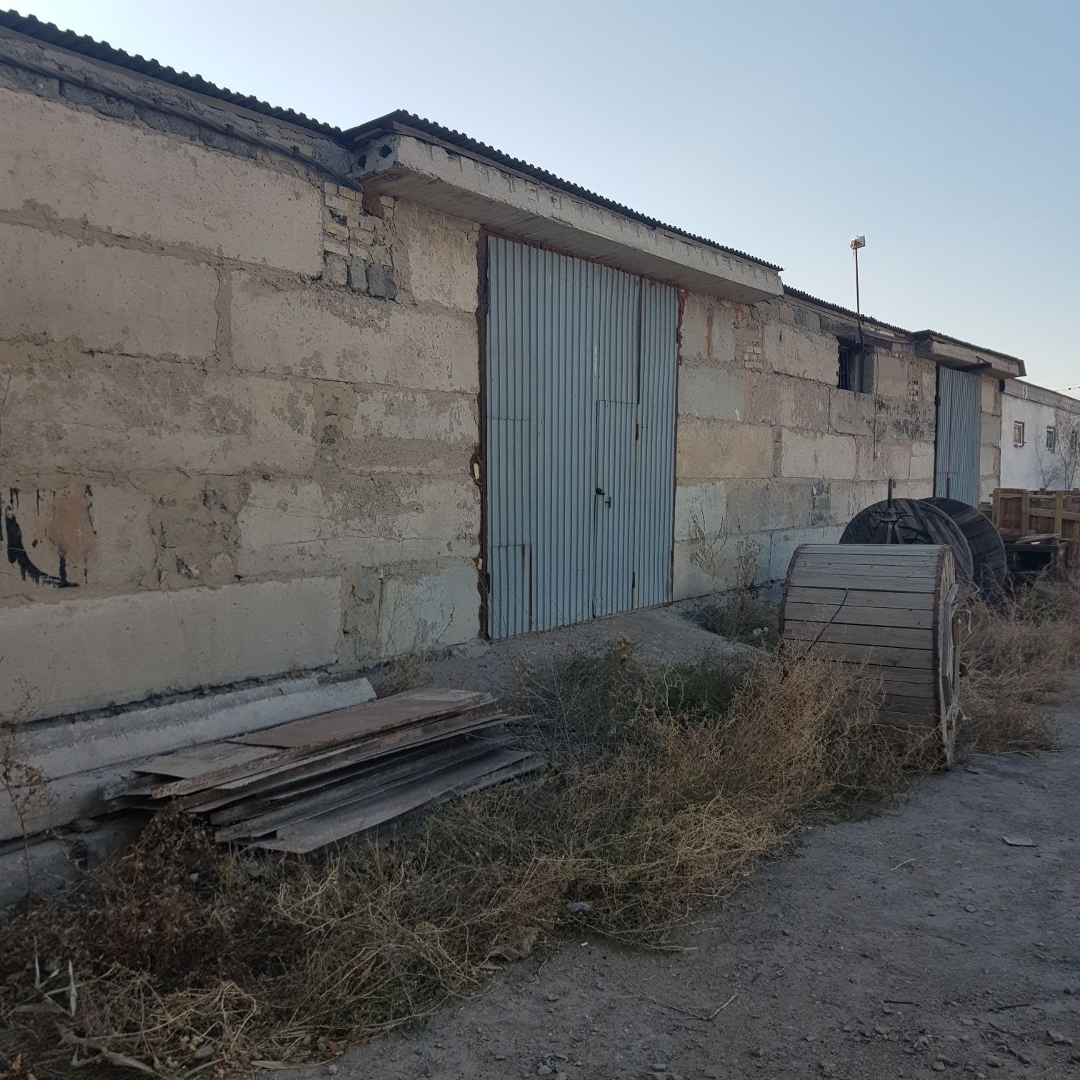 Продается производственная база.боксы 600кв.м .откормочная база 200кв.