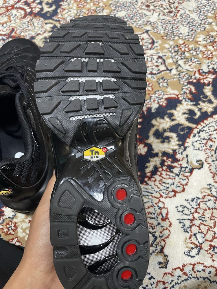 Продам air max tn черный