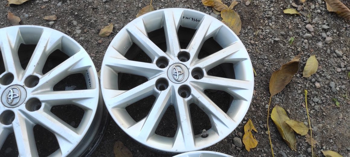 Комплект оригинальных дисков R16. Toyota Camry
