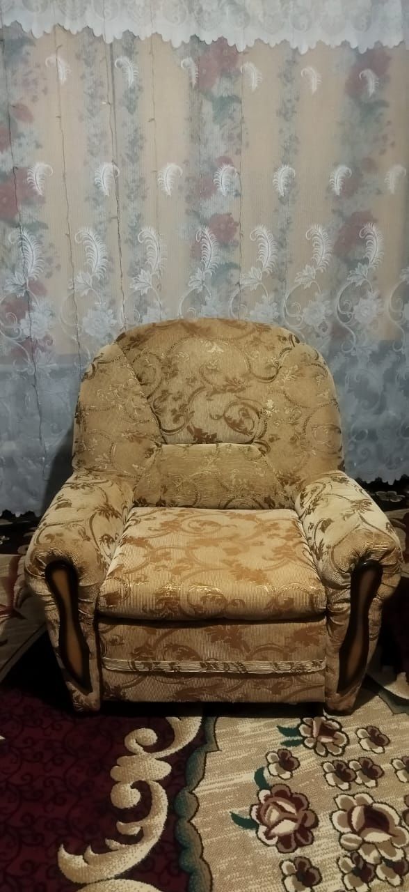 Продаётся б/у диван выдвижной с креслом кроватью всё в хорошем состоян