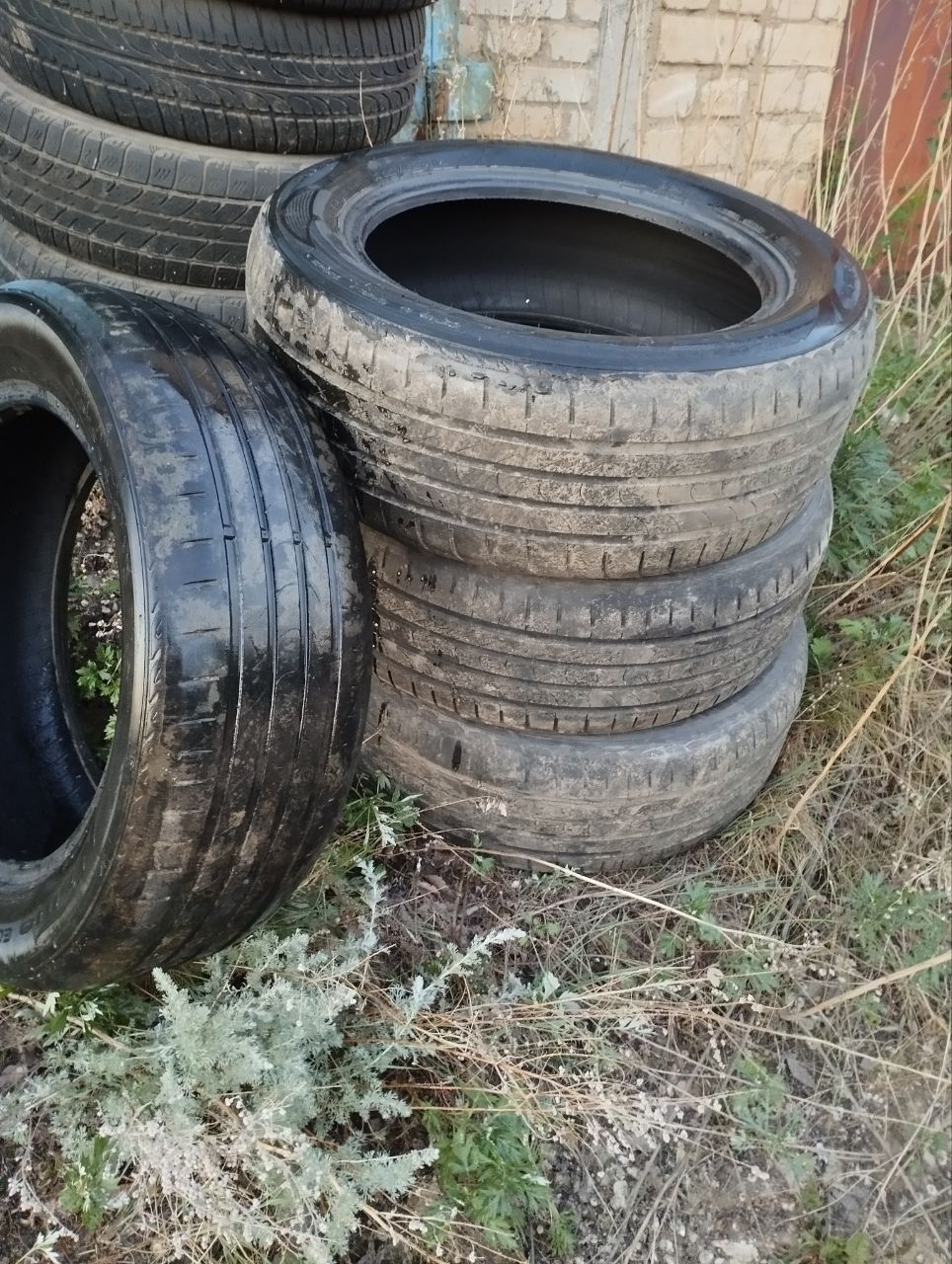 Продам комплект резины ROADSTONE r16