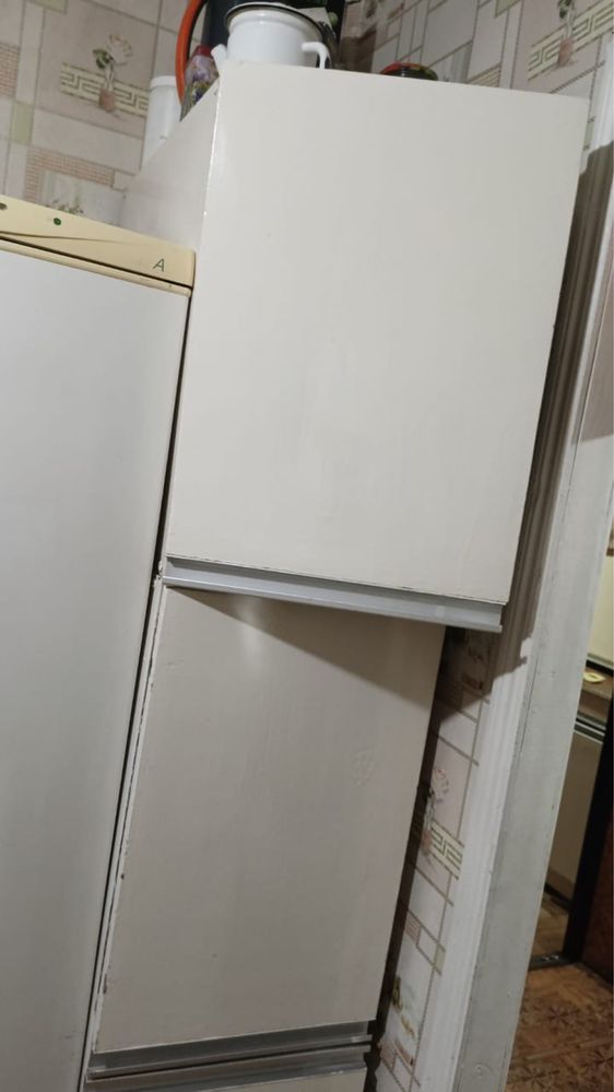 Продам прихожую, кухонный гарнитур, столы, диван, шифоньер