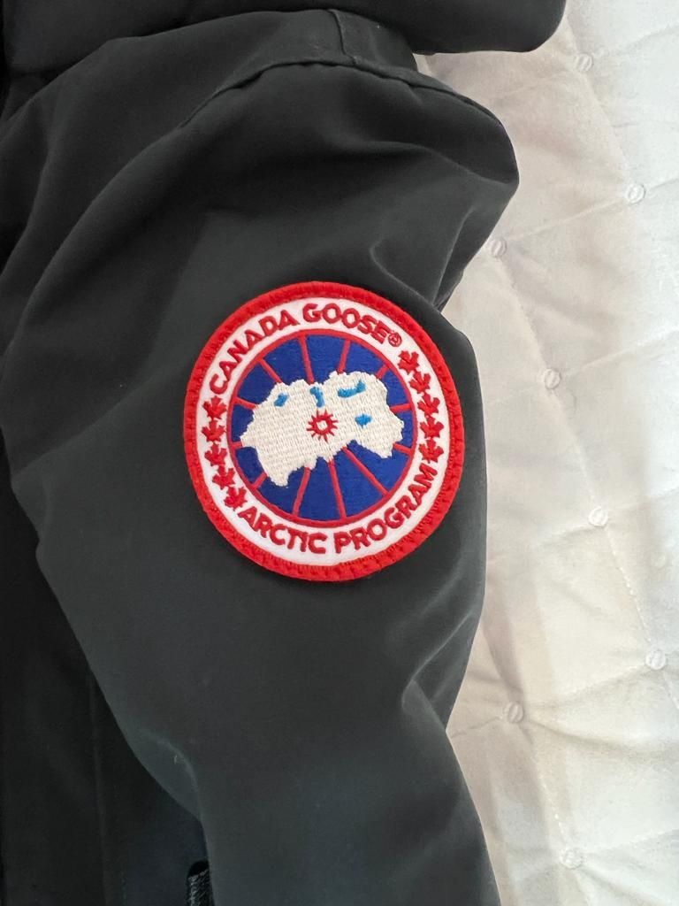 Продам тёплую  зимнюю куртку  Canada Goose Kensington  оригинал.
