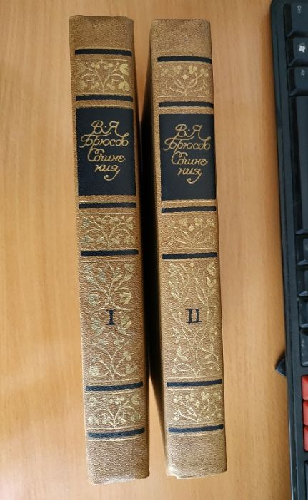 8 собраний сочинений Тургенева,Толстого,Маяковского, Есенина и т.д.