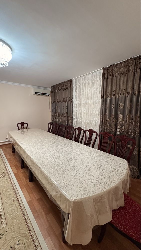 Продается гостинный стол со стюлями. Стол 4метра. Скатерт 5 м в компле