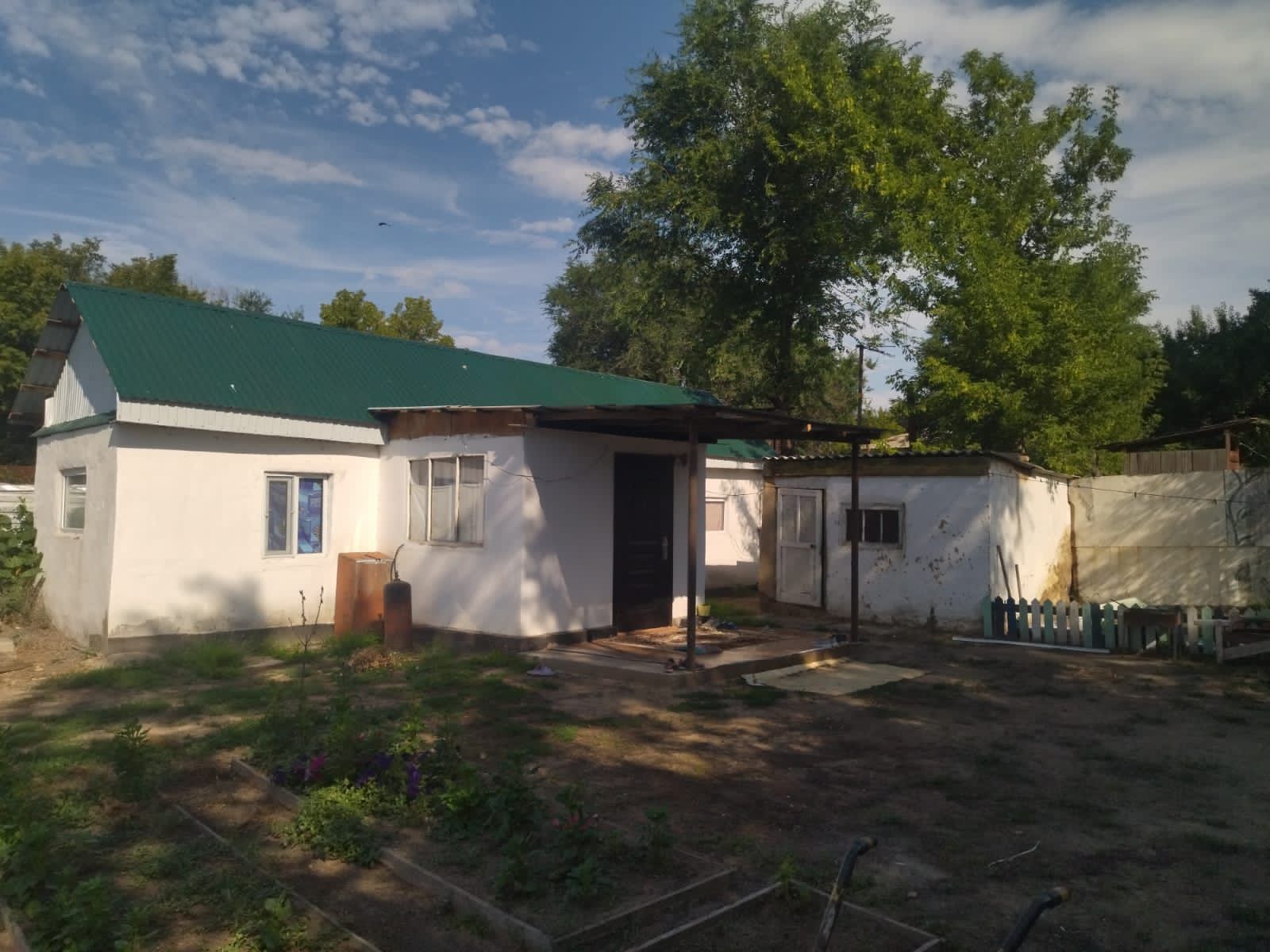 Продам землю с времянкой