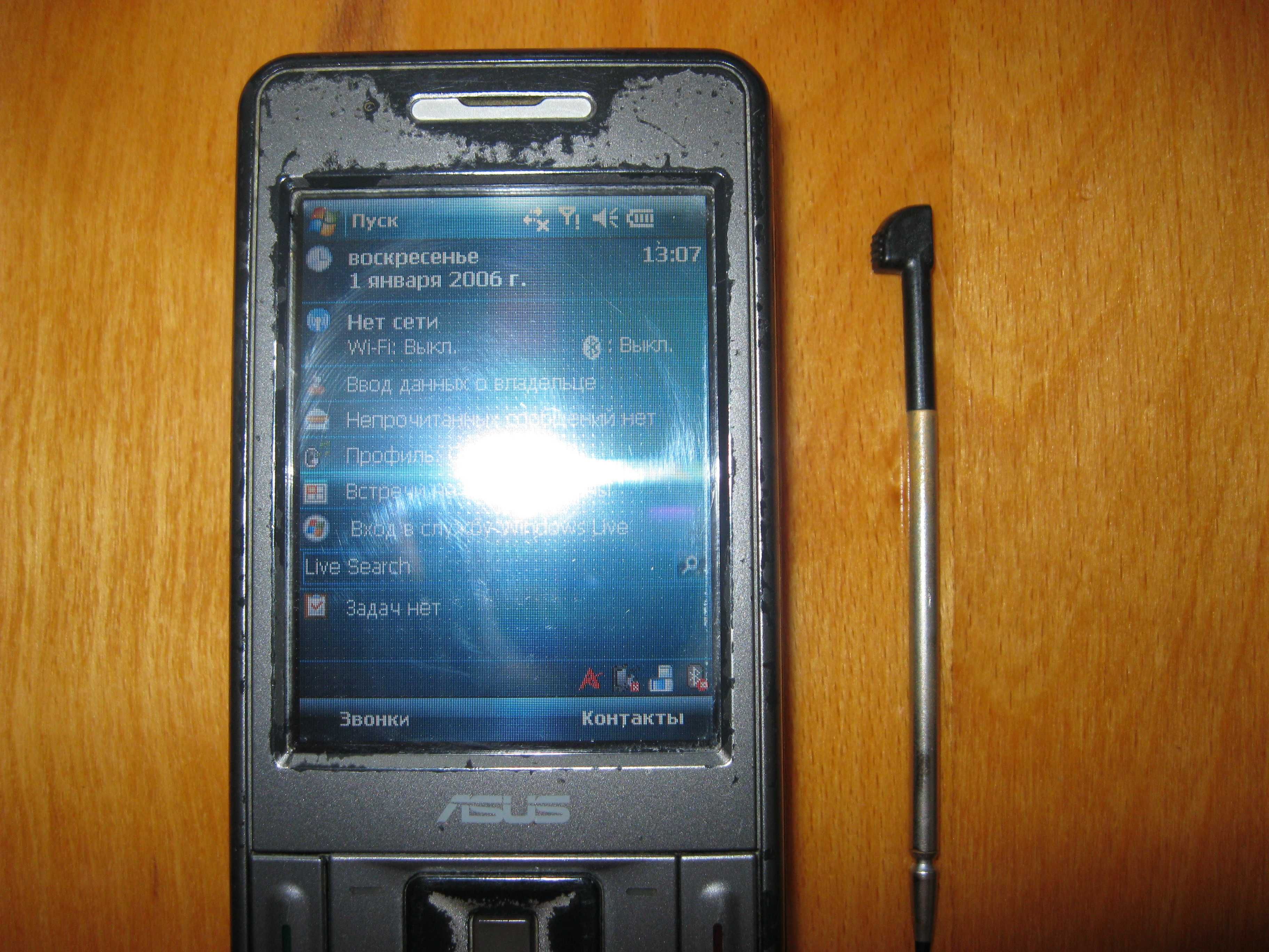 Коммуникатор ASUS P535 и кнопочный телефон MOTOROLA