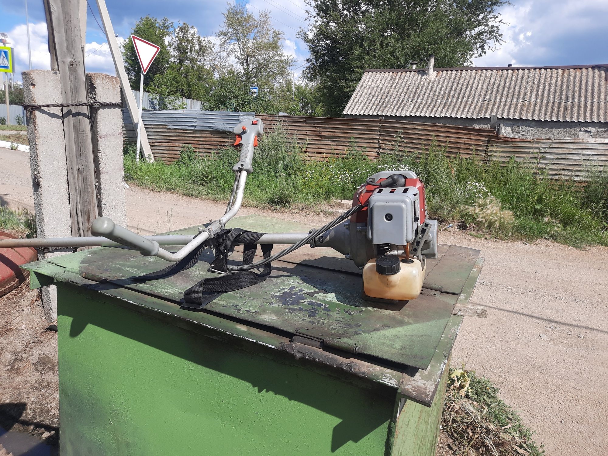 Продам триммер почти новый