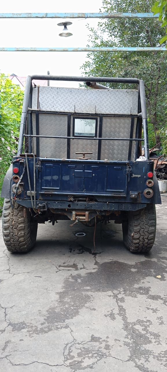 Mitsubishi Jeep.