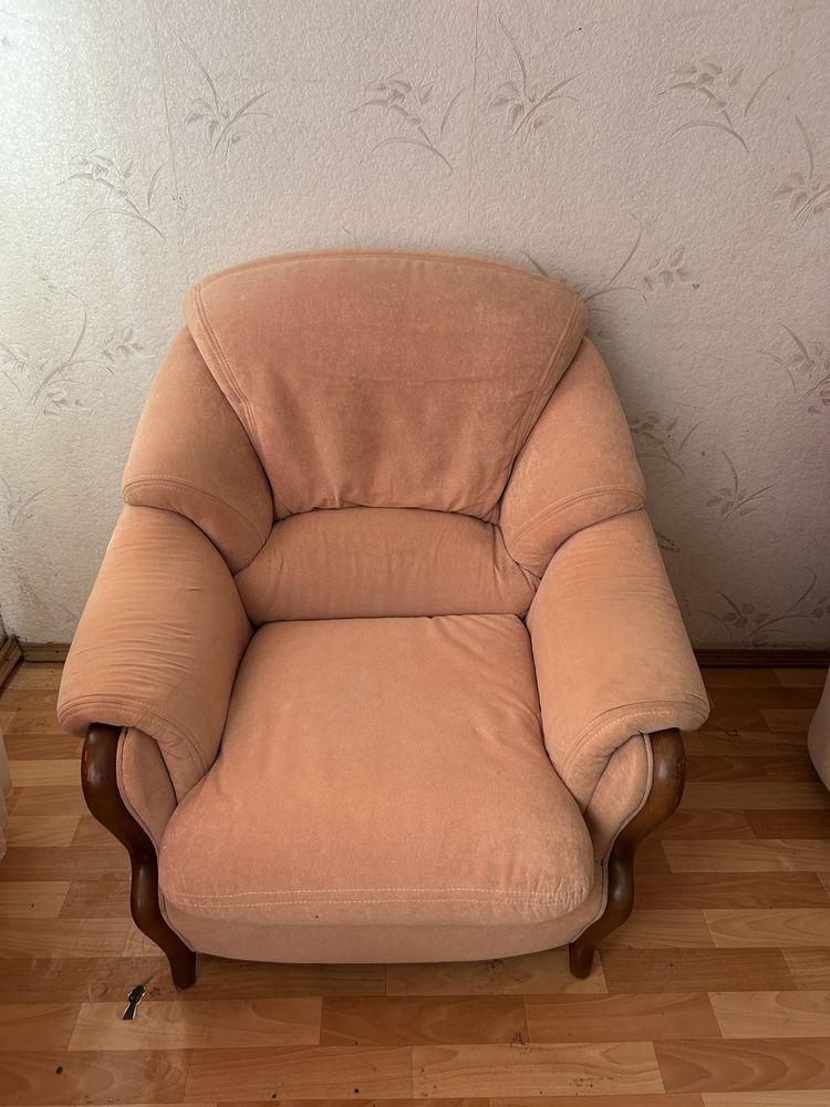 Продается диван с креслами