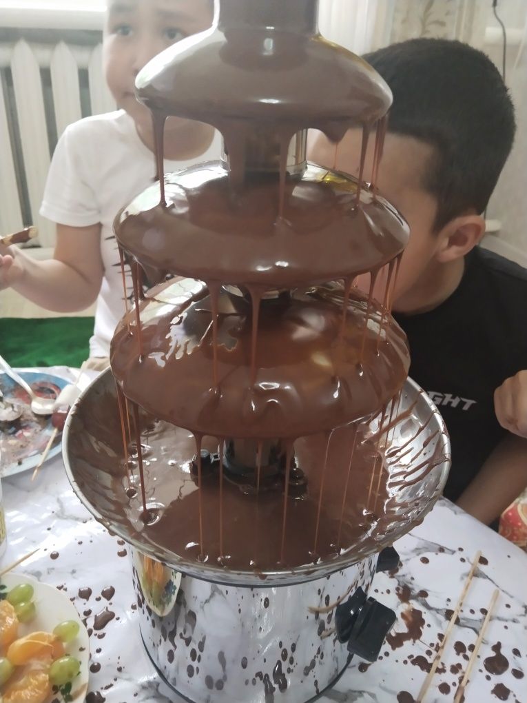 Шоколадный фонтан в аренду