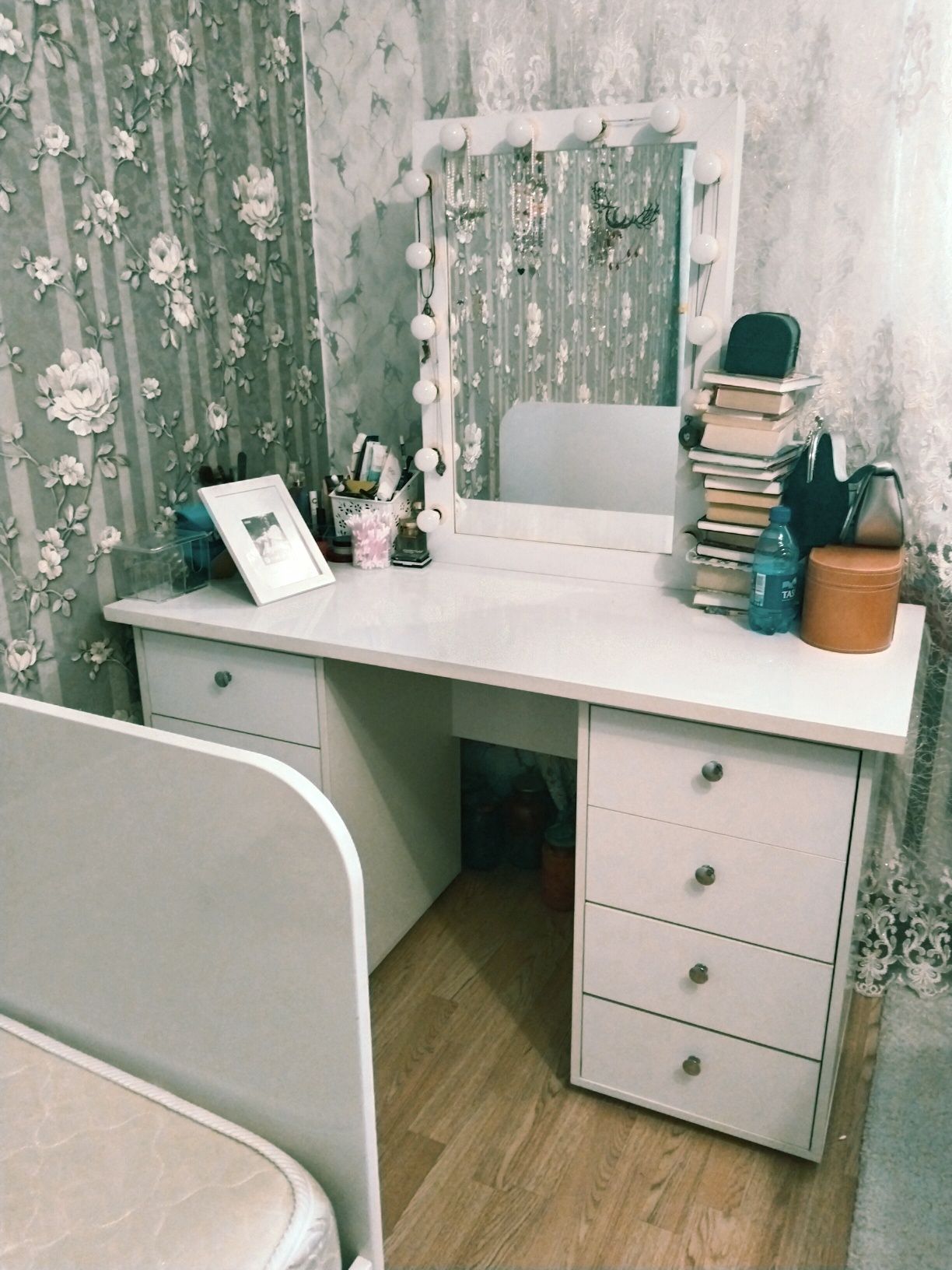 Кровать 100*200, туалетный стол