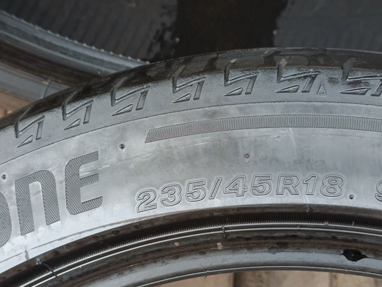 Шины безкамерки комплект 4 шт размер 235/45 R18