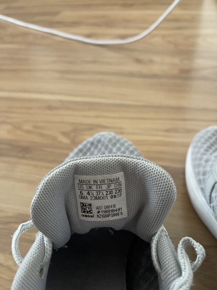 Кроссовки Adidas,в отличном состоянии,Суперлегкие.