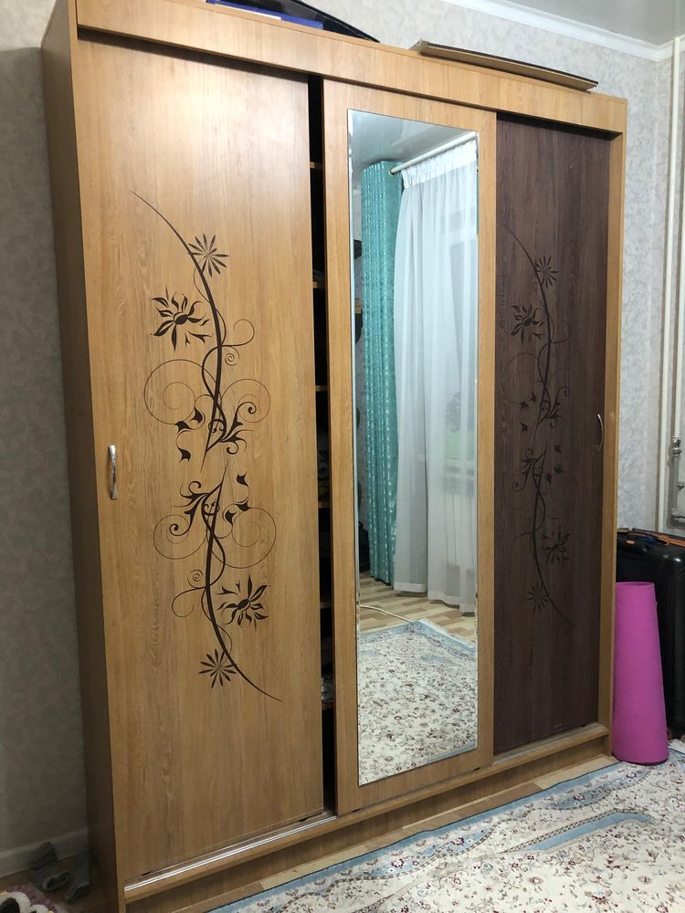 Продам шкаф с компьютерным столом, и шкаф для одежды