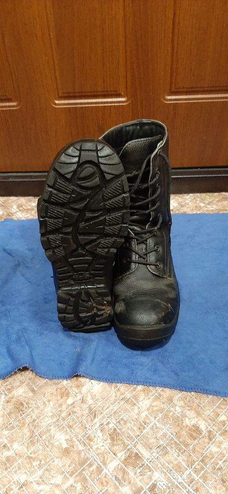Продаются новые сапоги и берцы