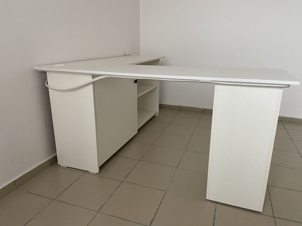 СРОЧНО! Продаю угловой стол с подстветкой и розеткой