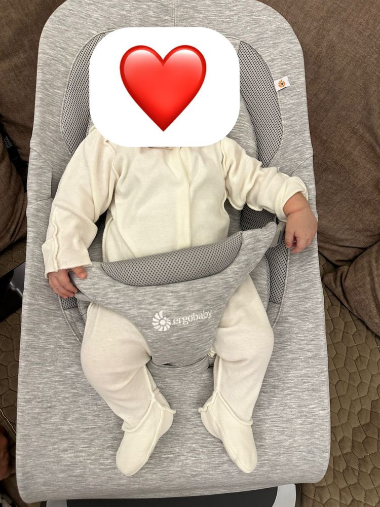 Шезлонг ergobaby с игрушкой
