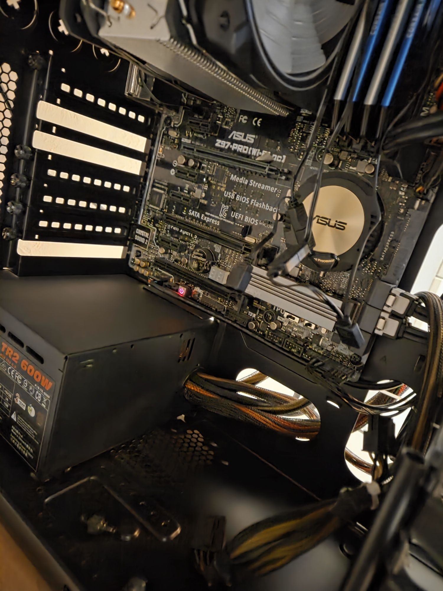 Продам компьютер (системный блок) Asus z97 pro Wi-Fi, i5 4690k, Corsai