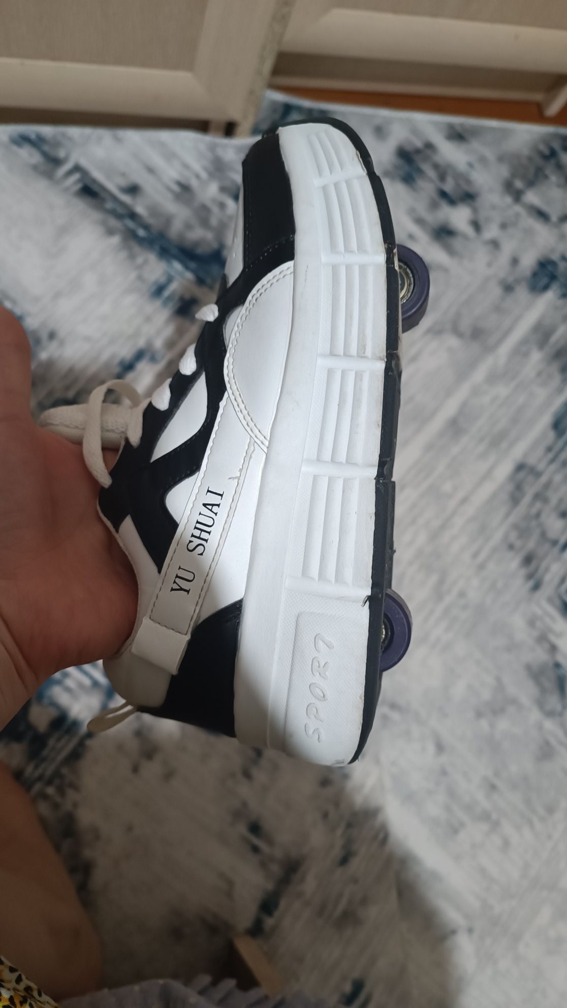 Кроссовки на роликах heelys