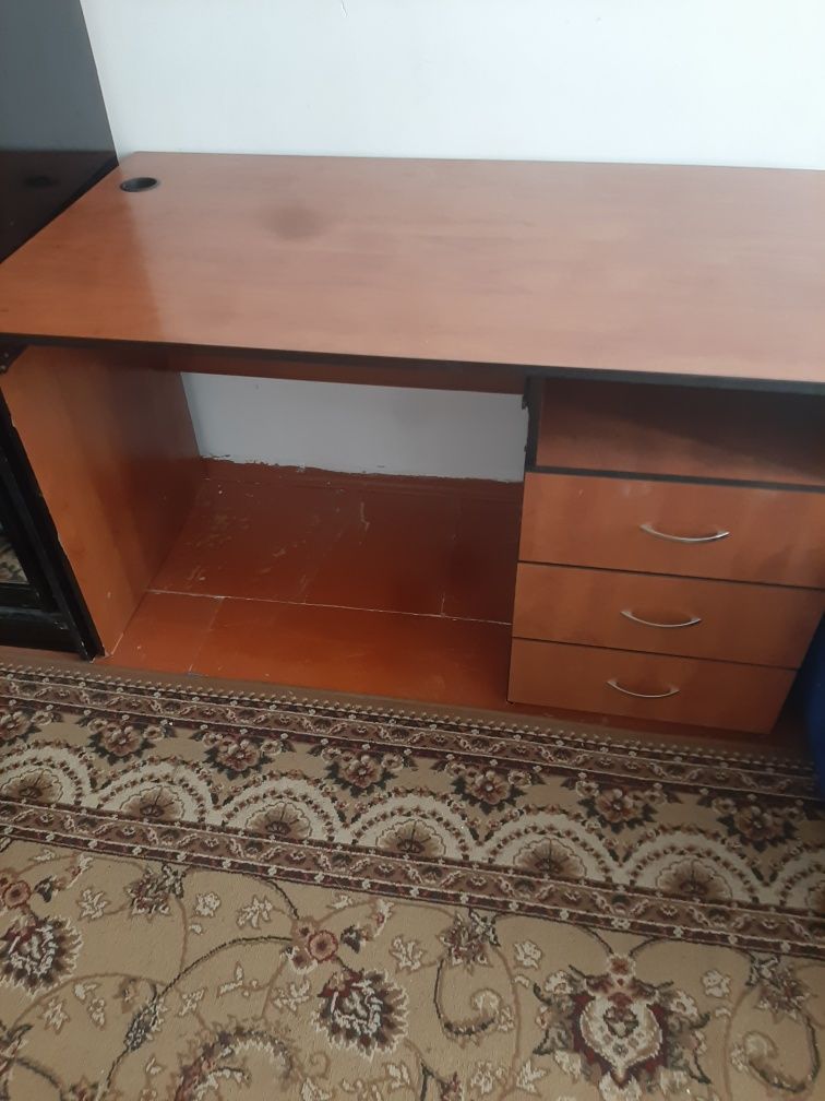 Продам стол письменный.