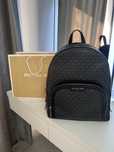 Пподам рюкзак  Michael kors
