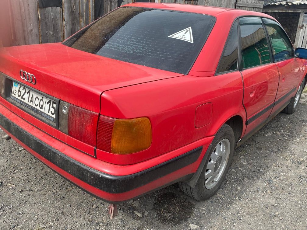 Автомобиль ауди 100