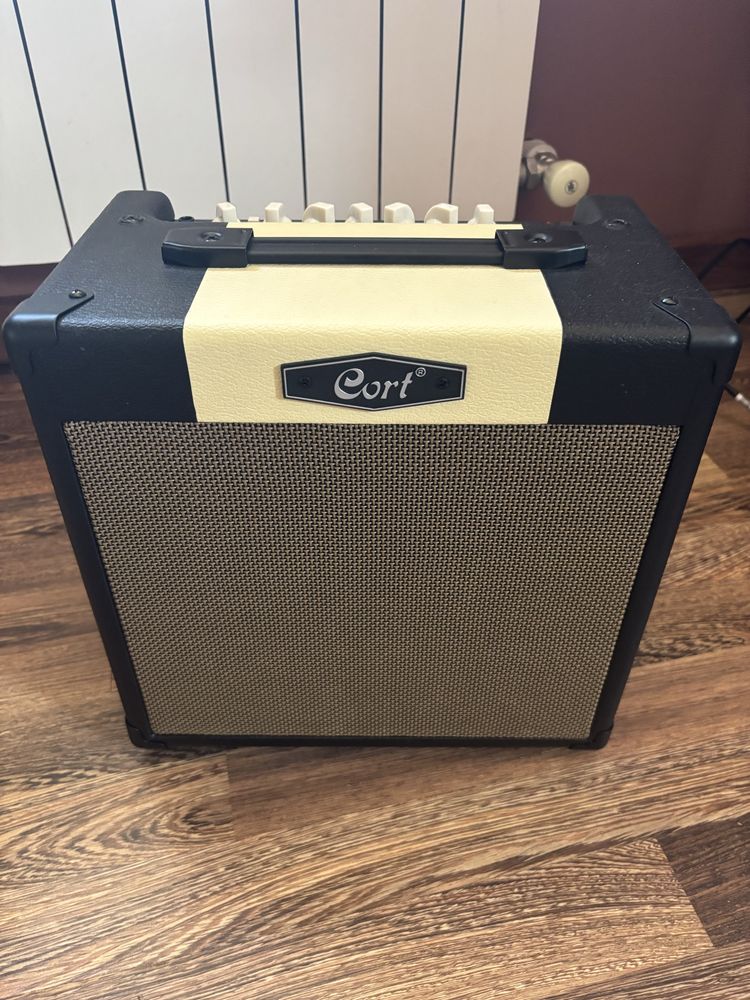 Продам комбик Cort CM15R